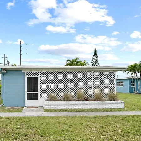 Midtown Cottage - In The Heart Of Cocoa Beach Exterior photo
